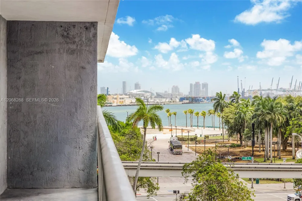 50 Biscayne Blvd #514 Miami, FL 33132