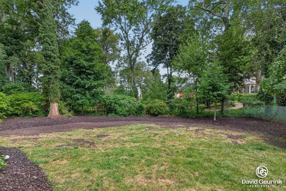 15 W 25th Street Holland City, MI 49423