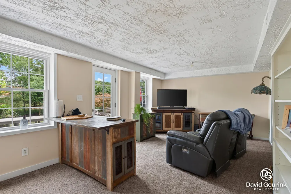 15 W 25th Street Holland City, MI 49423