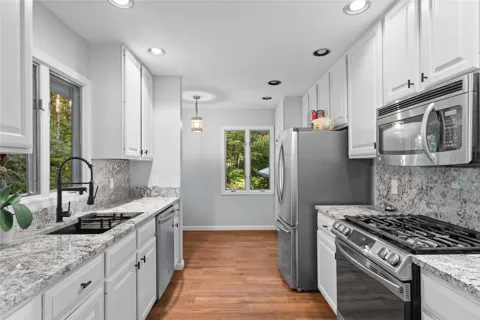18 Horsepasture River Court