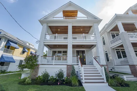 827 Saint Charles Pl