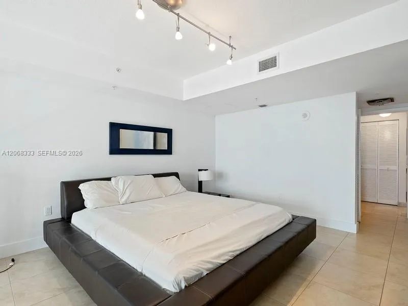 41 SE 5th St #2310 Miami, FL 33131