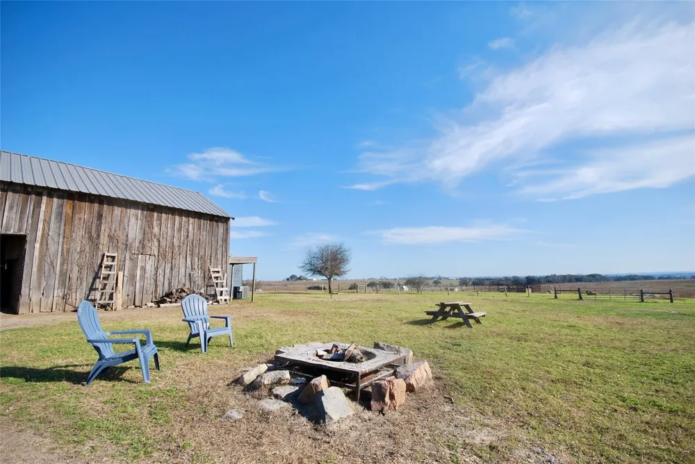 4228 County Road 256 Moulton, TX 77975