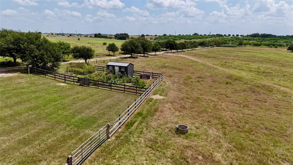 4228 County Road 256 Moulton, TX 77975