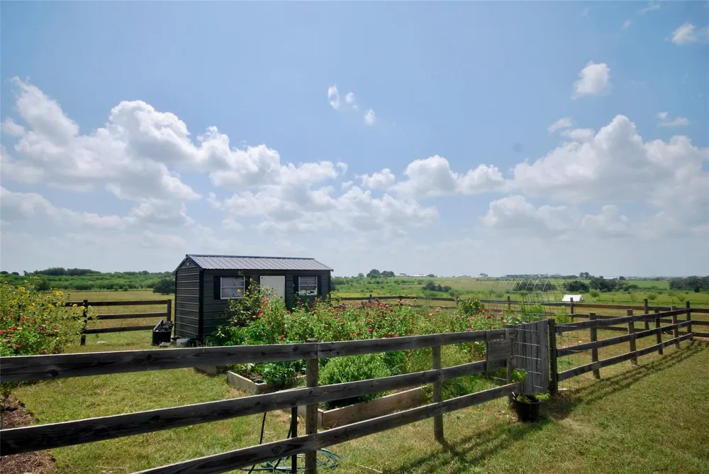 4228 County Road 256 Moulton, TX 77975