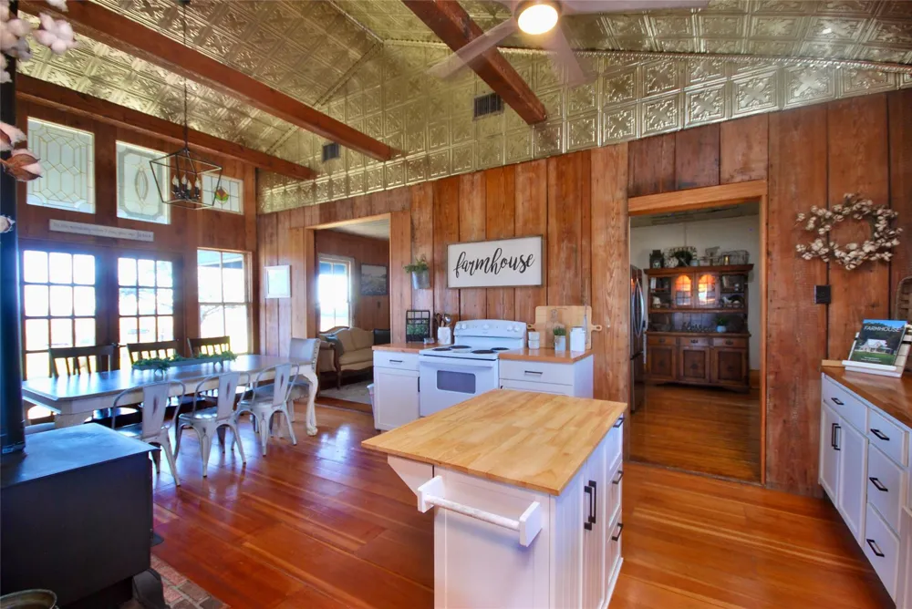 4228 County Road 256 Moulton, TX 77975