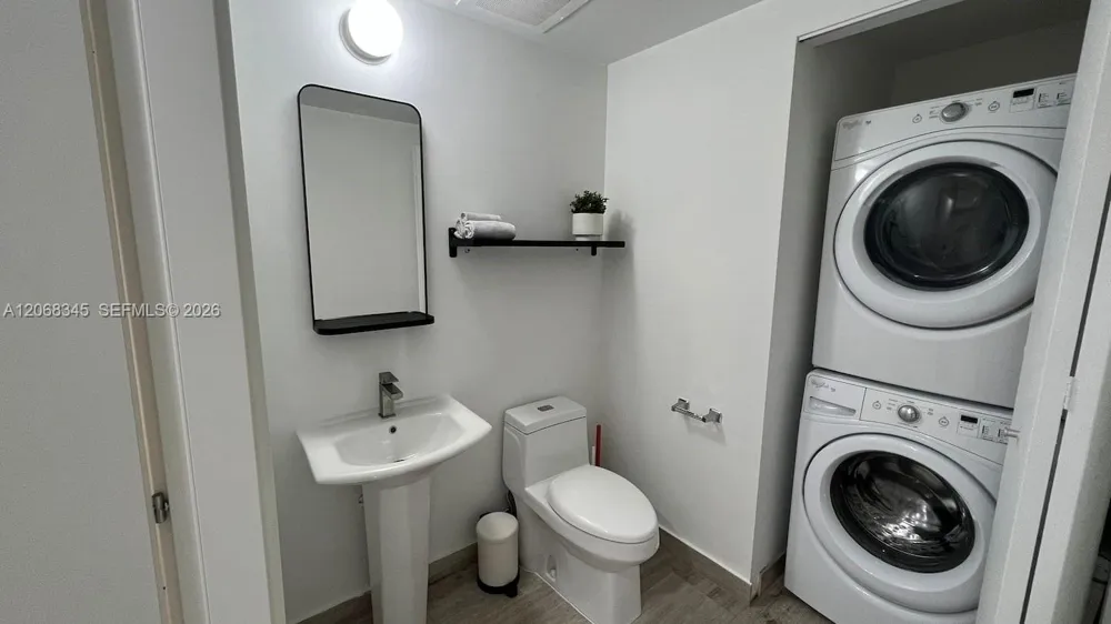 1300 Brickell Bay Dr #3400 Miami, FL 33131