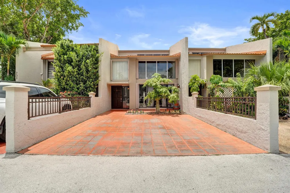 731 E COCO PLUM CIRCLE #4 Plantation, FL 33324