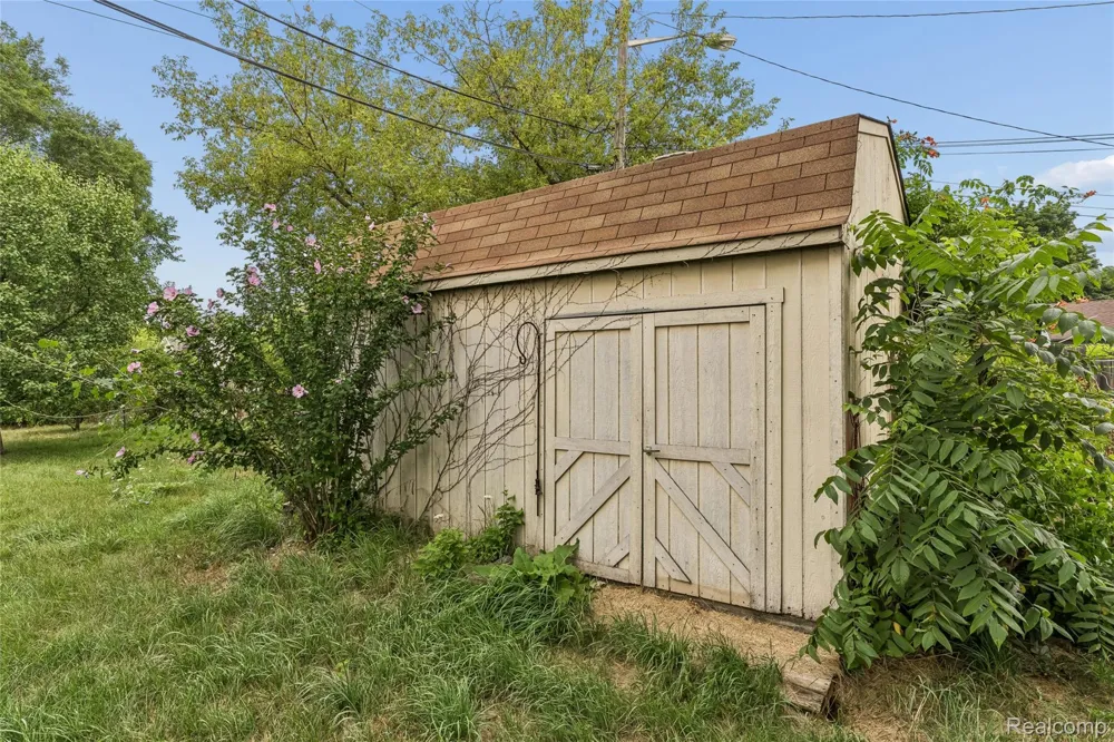 59 Lynn Avenue Waterford Charter Township, MI 48328