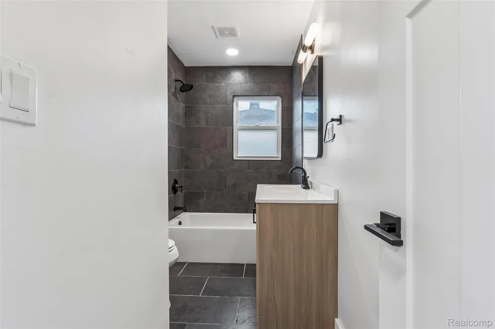 59 Lynn Avenue Waterford Charter Township, MI 48328