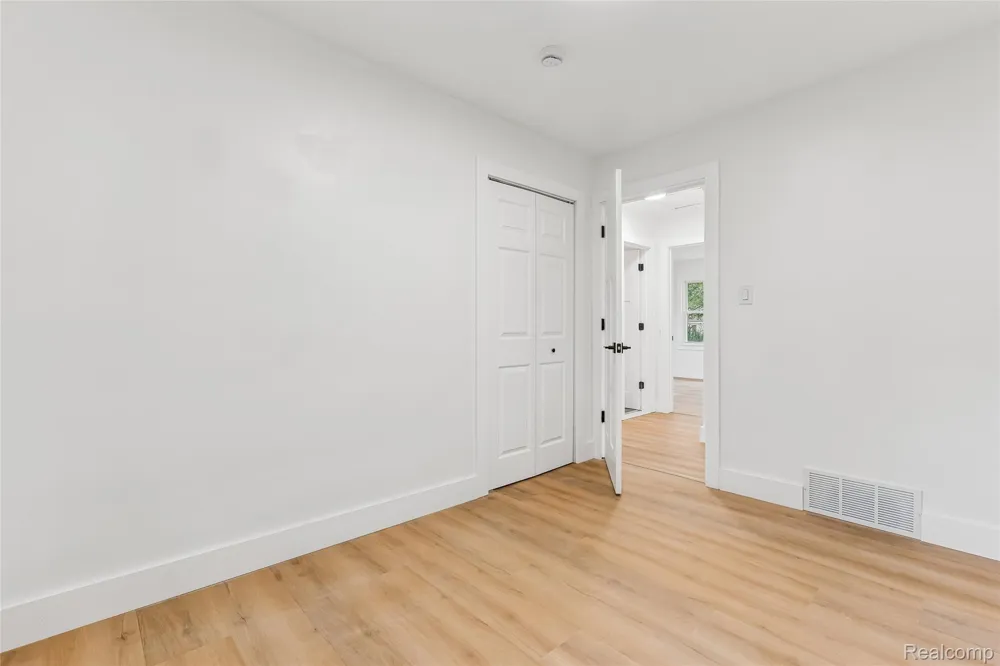 59 Lynn Avenue Waterford Charter Township, MI 48328