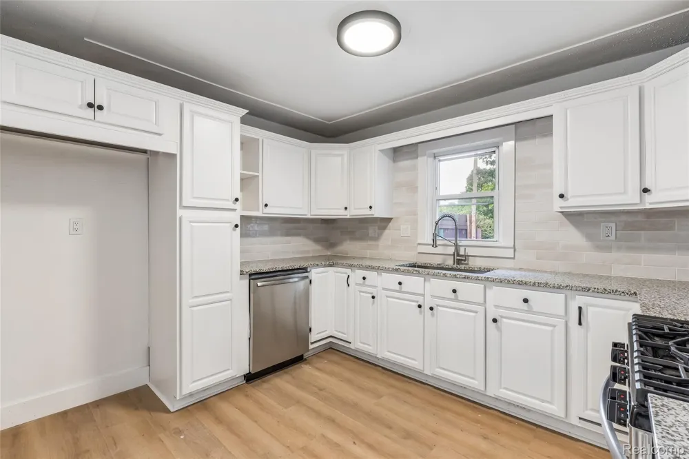 59 Lynn Avenue Waterford Charter Township, MI 48328