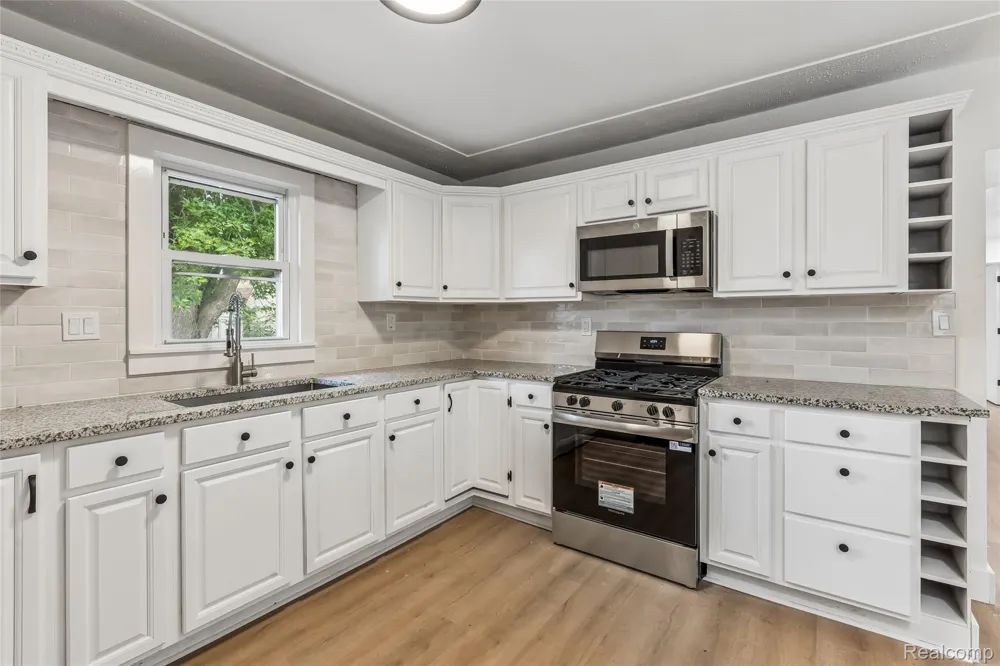59 Lynn Avenue Waterford Charter Township, MI 48328