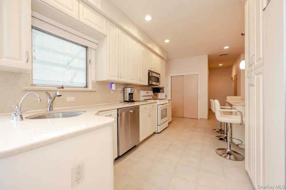 40 Cayuga Avenue Atlantic Beach, NY 11509