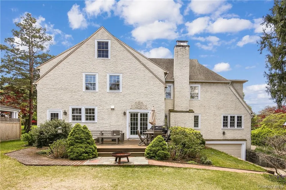 26 Earlwoode Drive White Plains, NY 10606