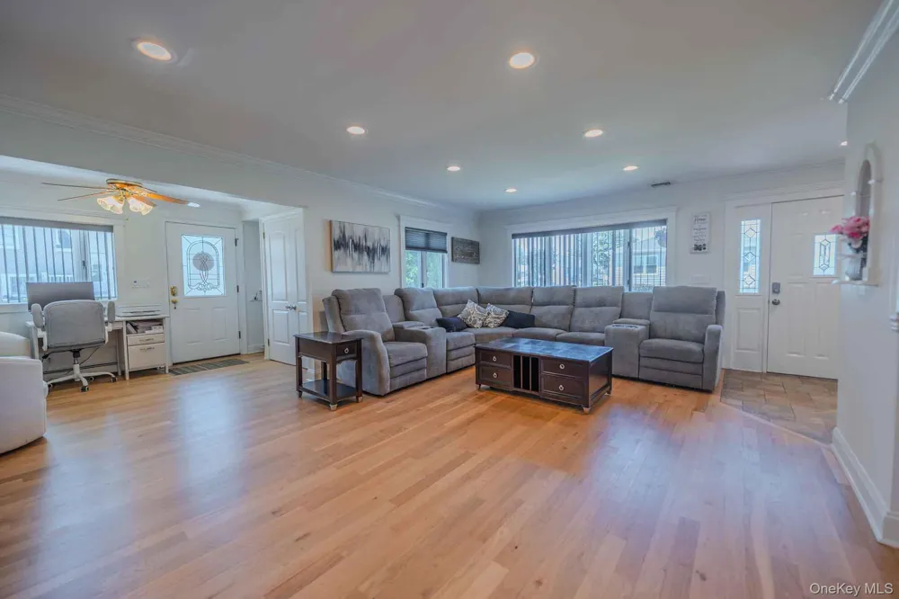 484 Washington Avenue Lindenhurst, NY 11757