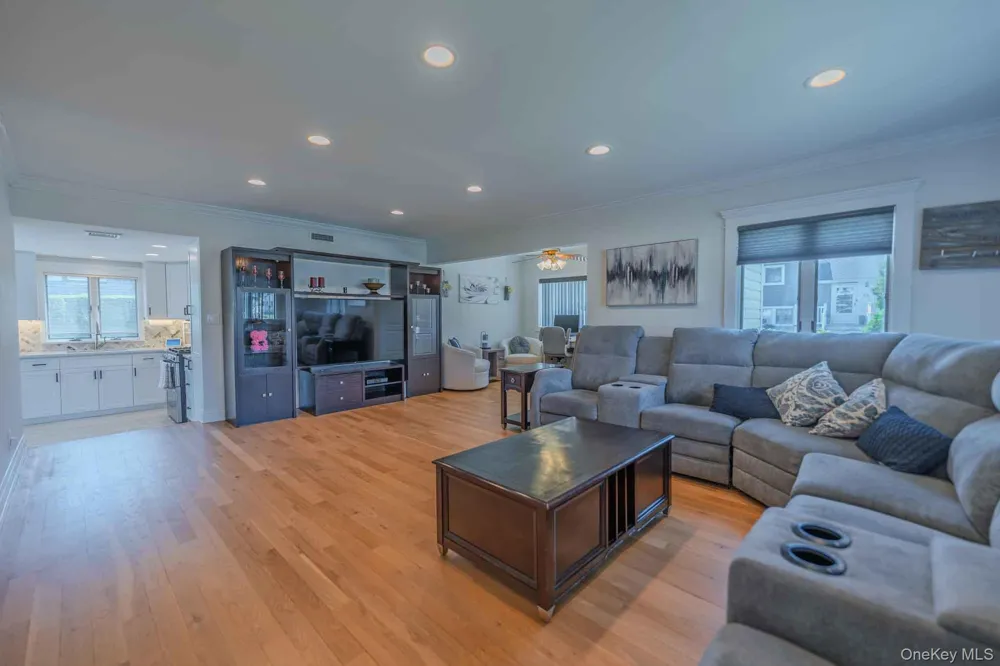 484 Washington Avenue Lindenhurst, NY 11757