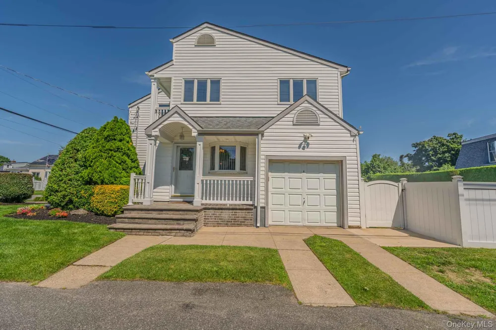 484 Washington Avenue Lindenhurst, NY 11757