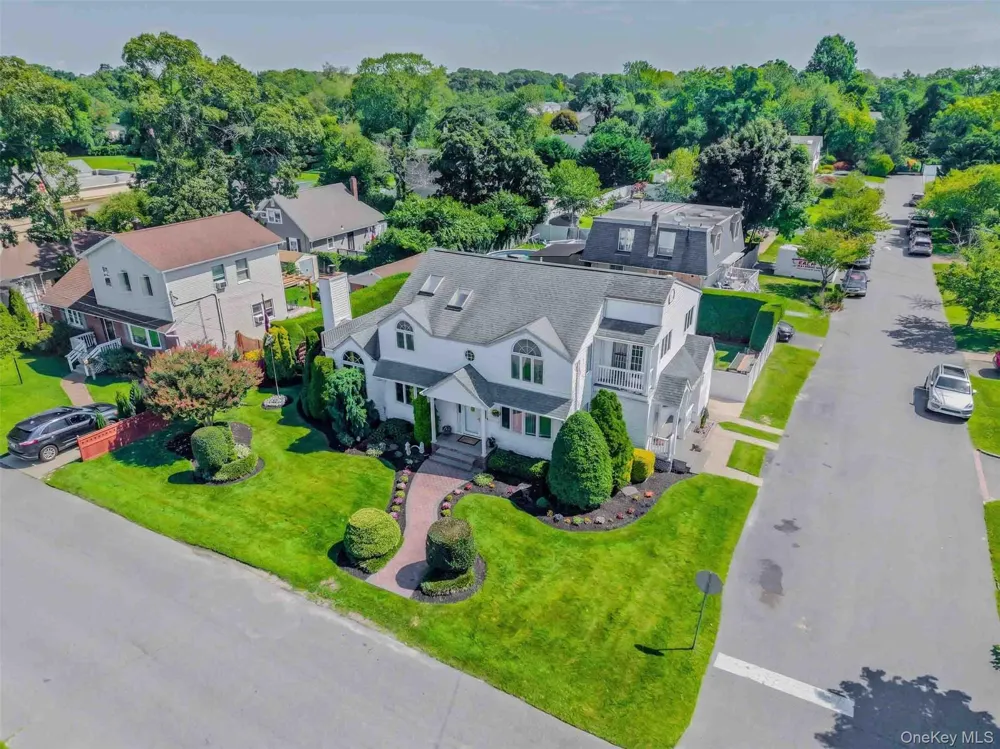 484 Washington Avenue Lindenhurst, NY 11757