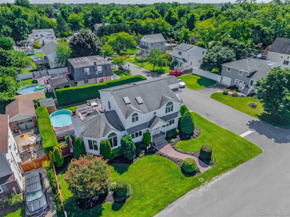 484 Washington Avenue Lindenhurst, NY 11757