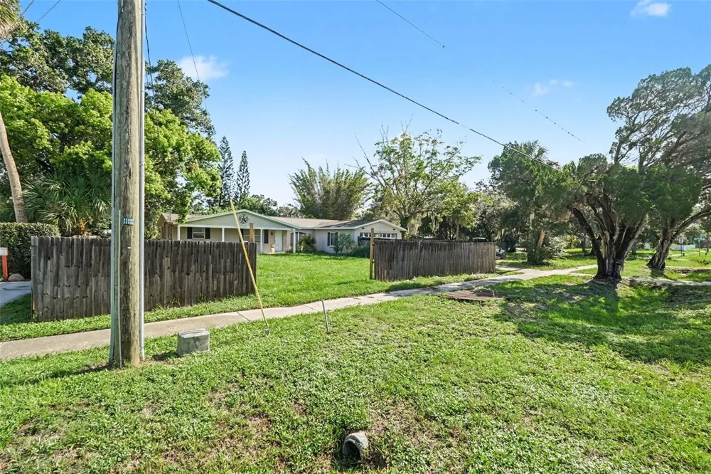 805 W COLLEGE AVENUE Ruskin, FL 33570