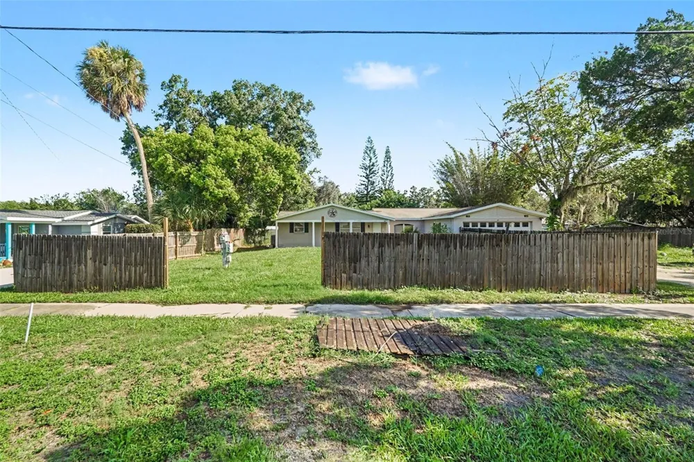 805 W COLLEGE AVENUE Ruskin, FL 33570