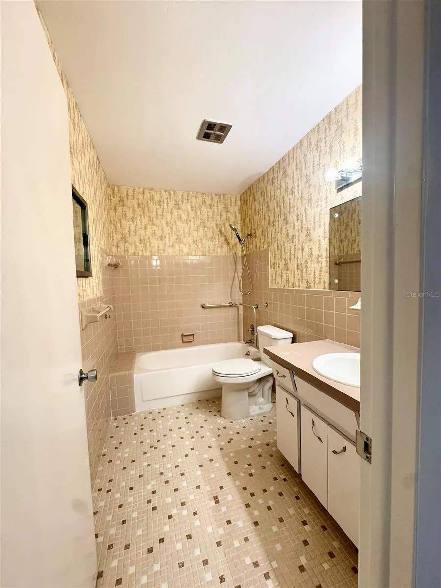 2402 ECUADORIAN WAY #40 Clearwater, FL 33763