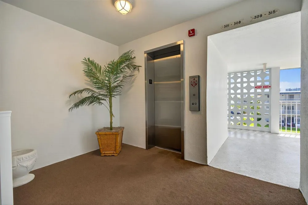 110 SHORE COURT #301 North Palm Beach, FL 33408