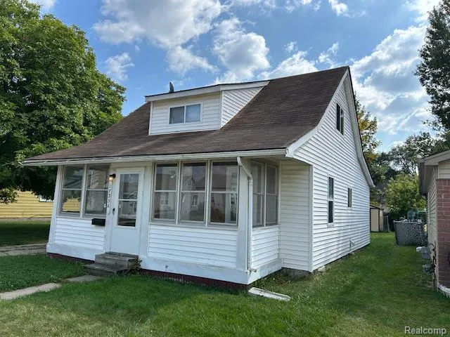 17336 Lowell Street Roseville City, MI 48066