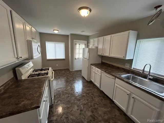 17336 Lowell Street Roseville City, MI 48066