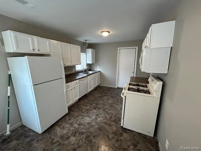 17336 Lowell Street Roseville City, MI 48066