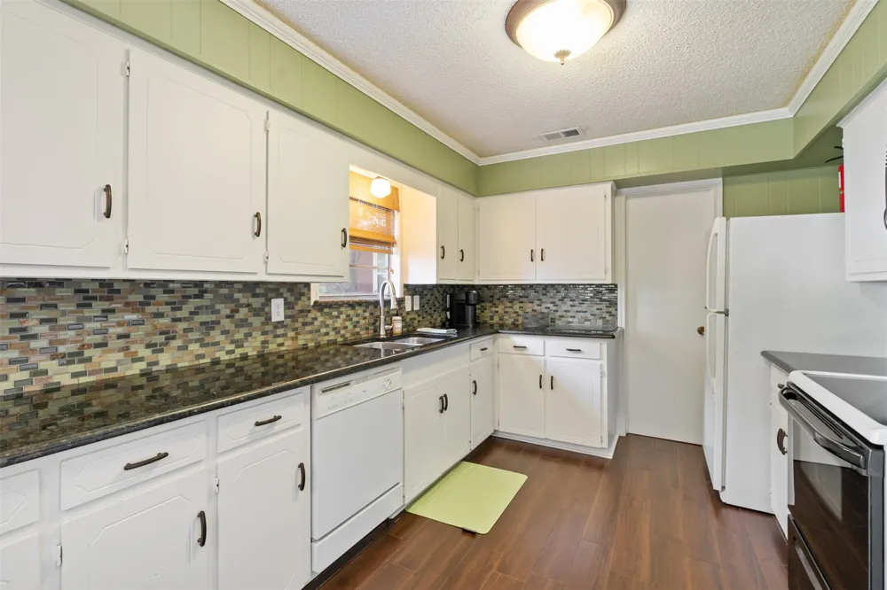 107 Briarwood Drive Mabank, TX 75156