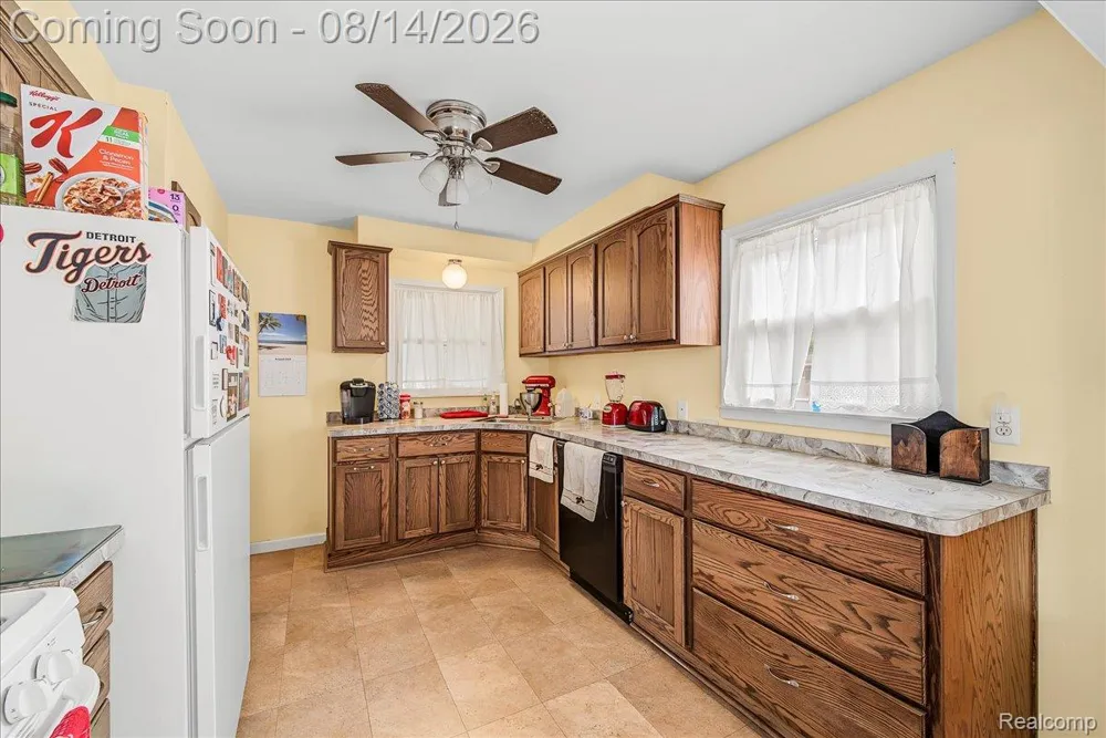 17404 Leslie Avenue Allen Park City, MI 48101