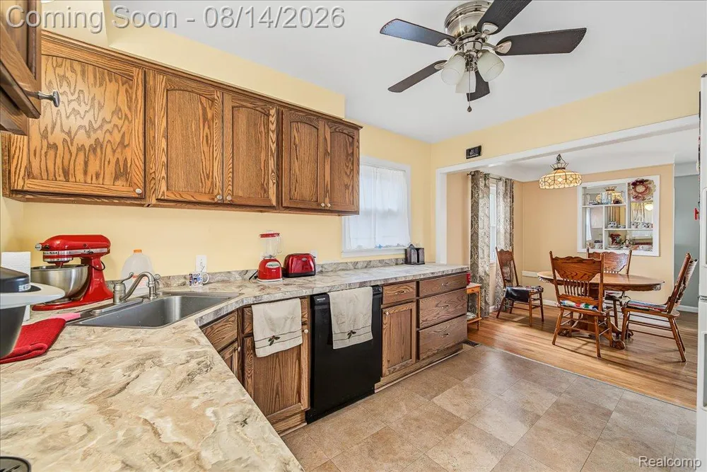 17404 Leslie Avenue Allen Park City, MI 48101