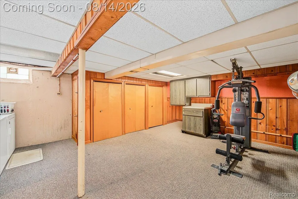 17404 Leslie Avenue Allen Park City, MI 48101