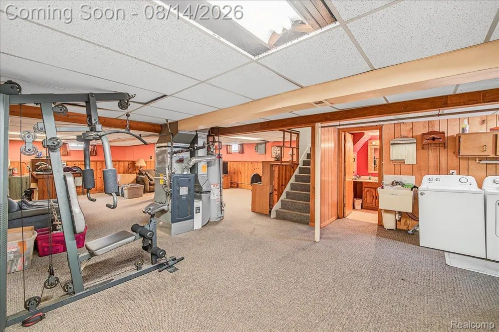 17404 Leslie Avenue Allen Park City, MI 48101