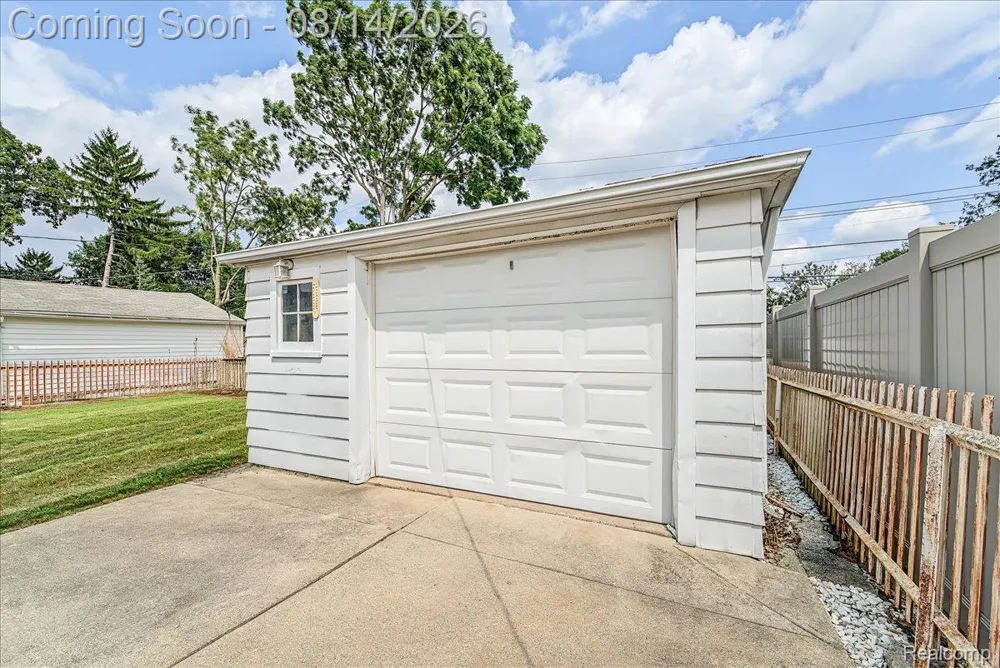 17404 Leslie Avenue Allen Park City, MI 48101