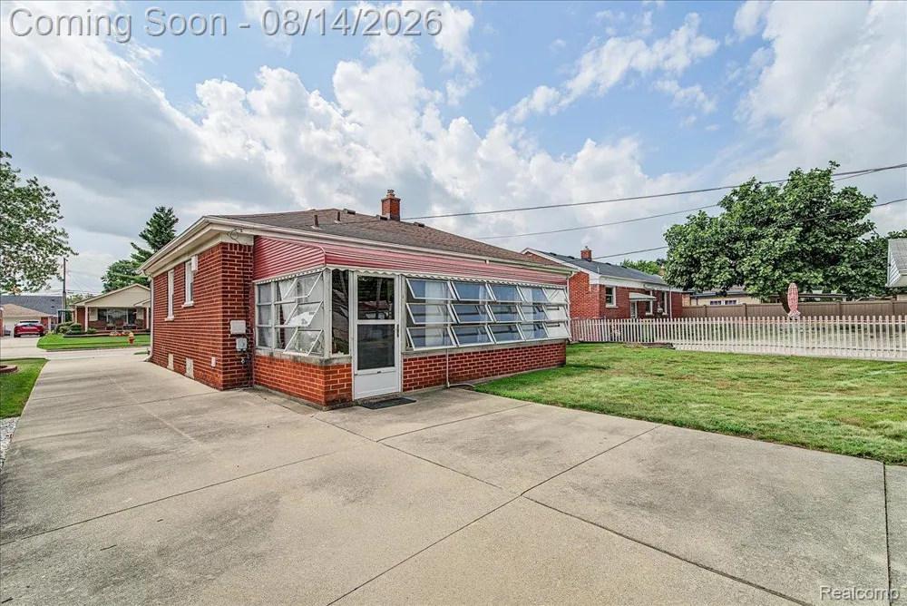 17404 Leslie Avenue Allen Park City, MI 48101