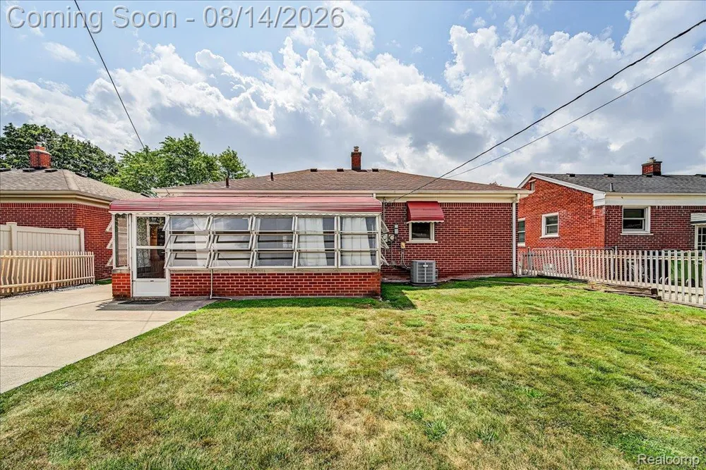 17404 Leslie Avenue Allen Park City, MI 48101