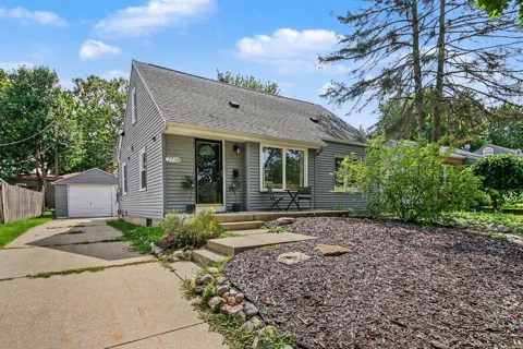 2738 Richards Drive SE