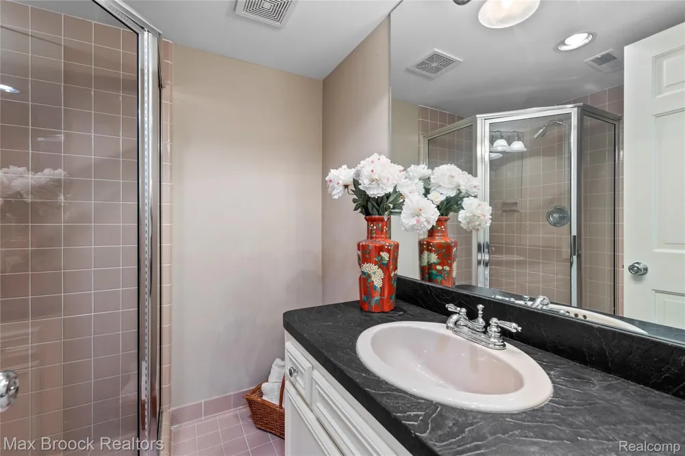 375 Dunston Road Bloomfield Hills City, MI 48304
