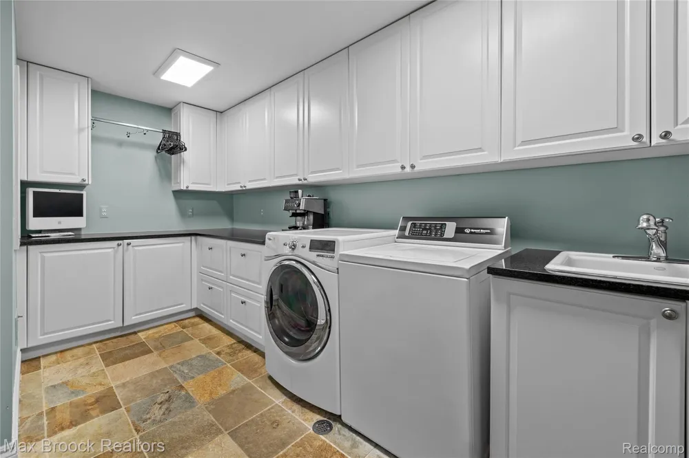375 Dunston Road Bloomfield Hills City, MI 48304