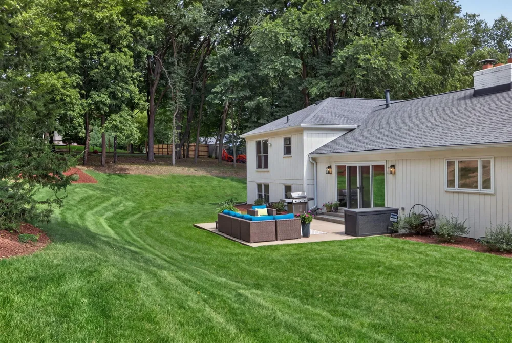 3945 Hillcrest Way Deephaven, MN 55391