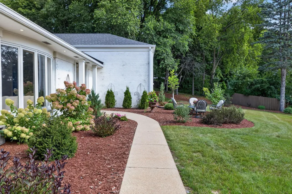3945 Hillcrest Way Deephaven, MN 55391