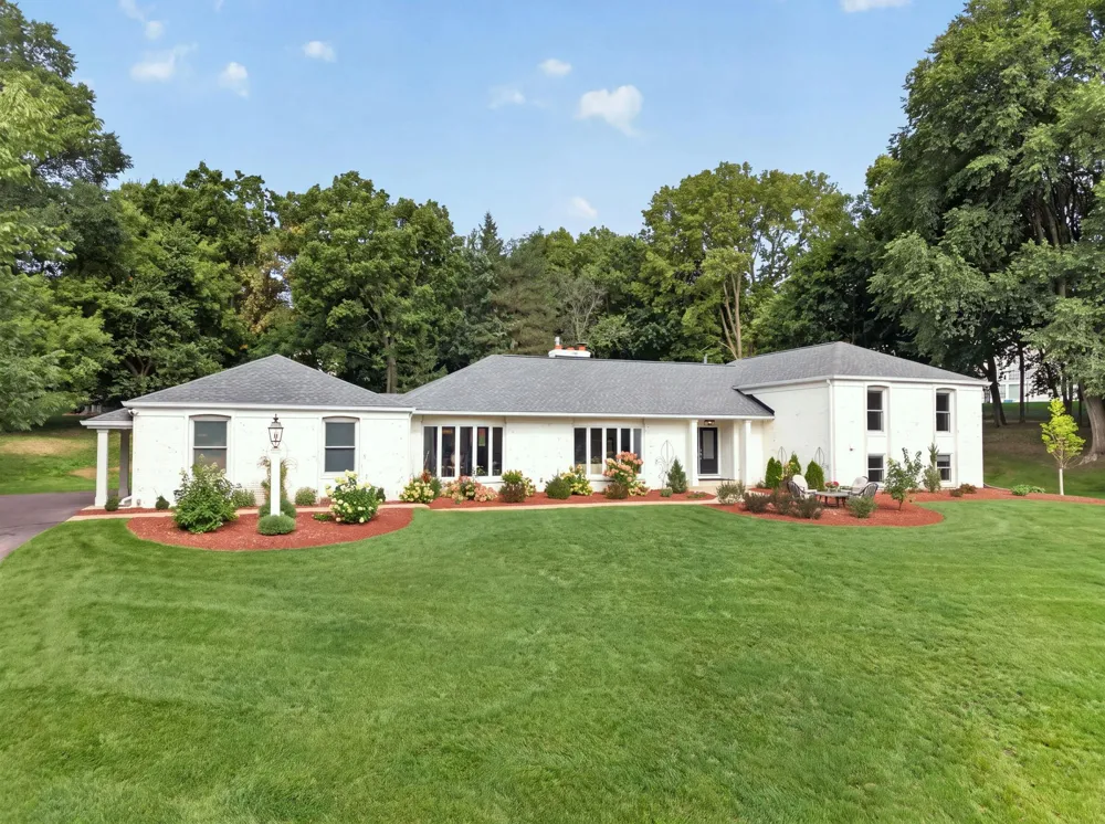 3945 Hillcrest Way Deephaven, MN 55391