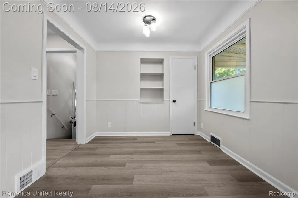 6943 Colonial Street Dearborn Heights City, MI 48127