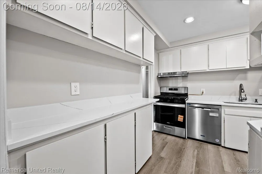 6943 Colonial Street Dearborn Heights City, MI 48127