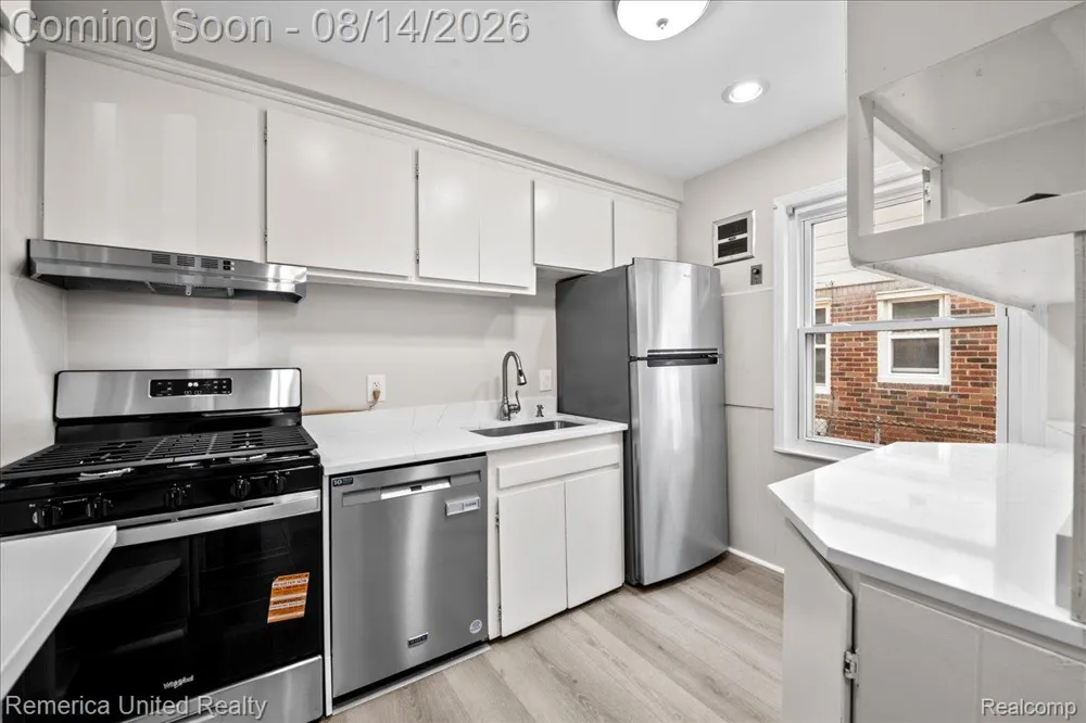 6943 Colonial Street Dearborn Heights City, MI 48127