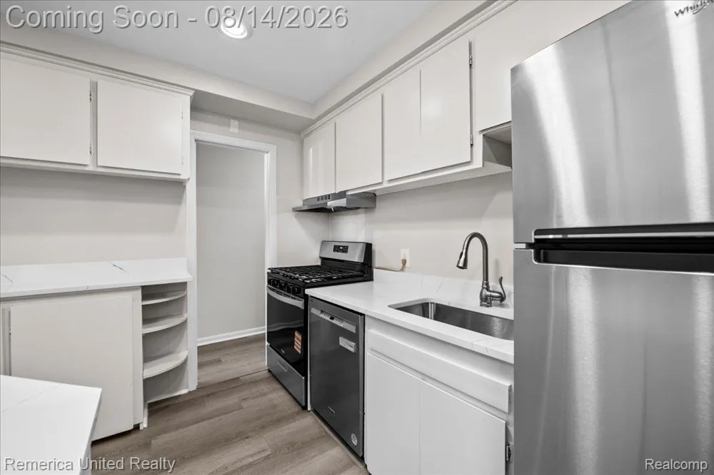 6943 Colonial Street Dearborn Heights City, MI 48127