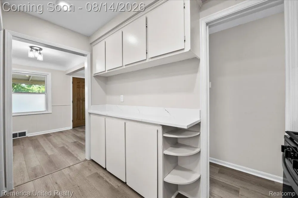 6943 Colonial Street Dearborn Heights City, MI 48127